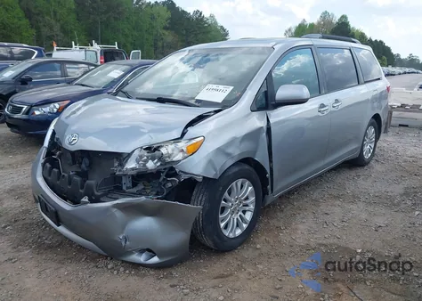 2015 Toyota Sienna Xle 8 Passenger z USA, uszkodzony, nr VIN 5TDYK3DC7FS659864